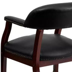 Chaise de conférence en vinyle noir avec clous décoratifs et roulettes