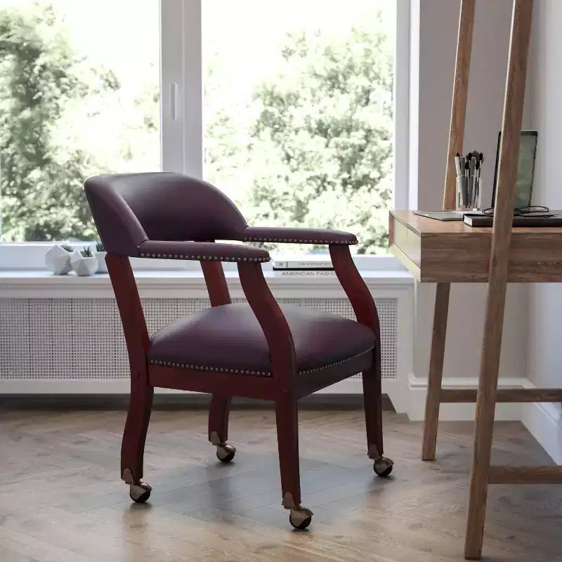Chaise de conférence en vinyle noir avec clous décoratifs et roulettes