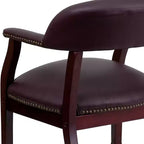 Chaise de conférence en vinyle noir avec clous décoratifs et roulettes