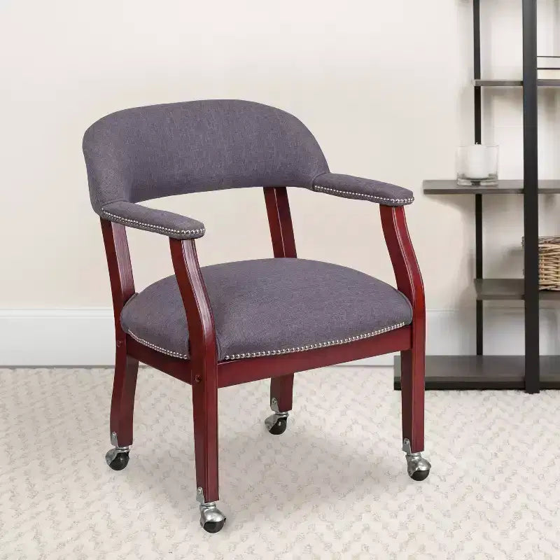 Chaise de conférence en vinyle noir avec clous décoratifs et roulettes