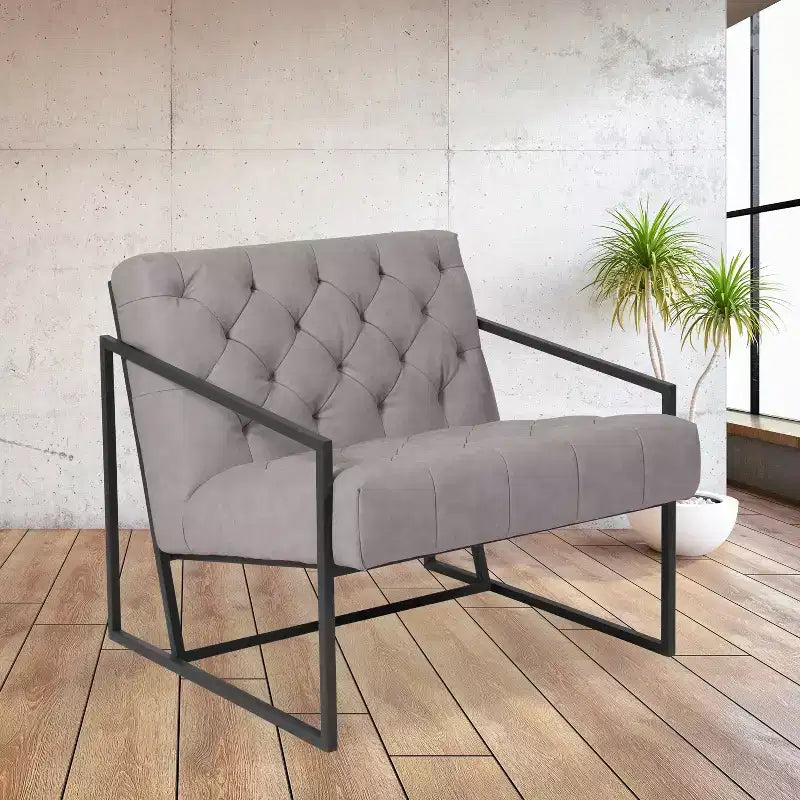 Fauteuil de salon capitonné en cuir reconstitué avec accoudoirs inclinés