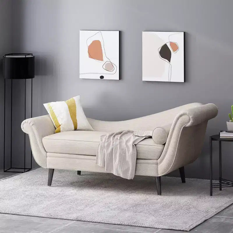 Chaise longue contemporaine avec accoudoirs volutes et pieds fuselés
